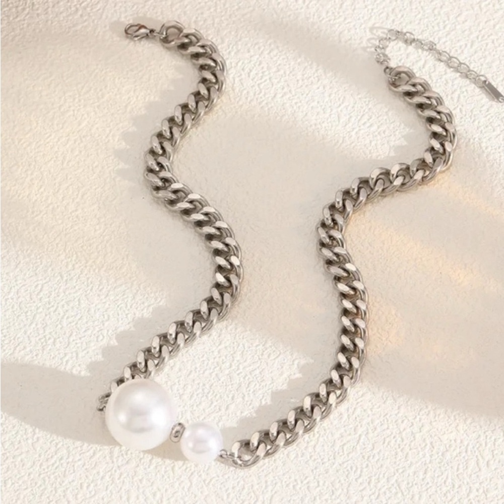Elegant Silver Chain Necklace with Pearls